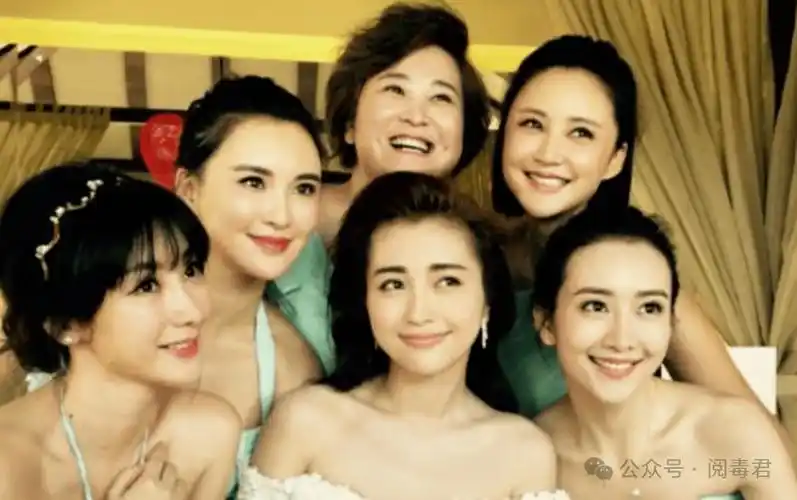 伴娘团有柳岩,莫小棋,贾玲,张歆艺,王鸥等人.