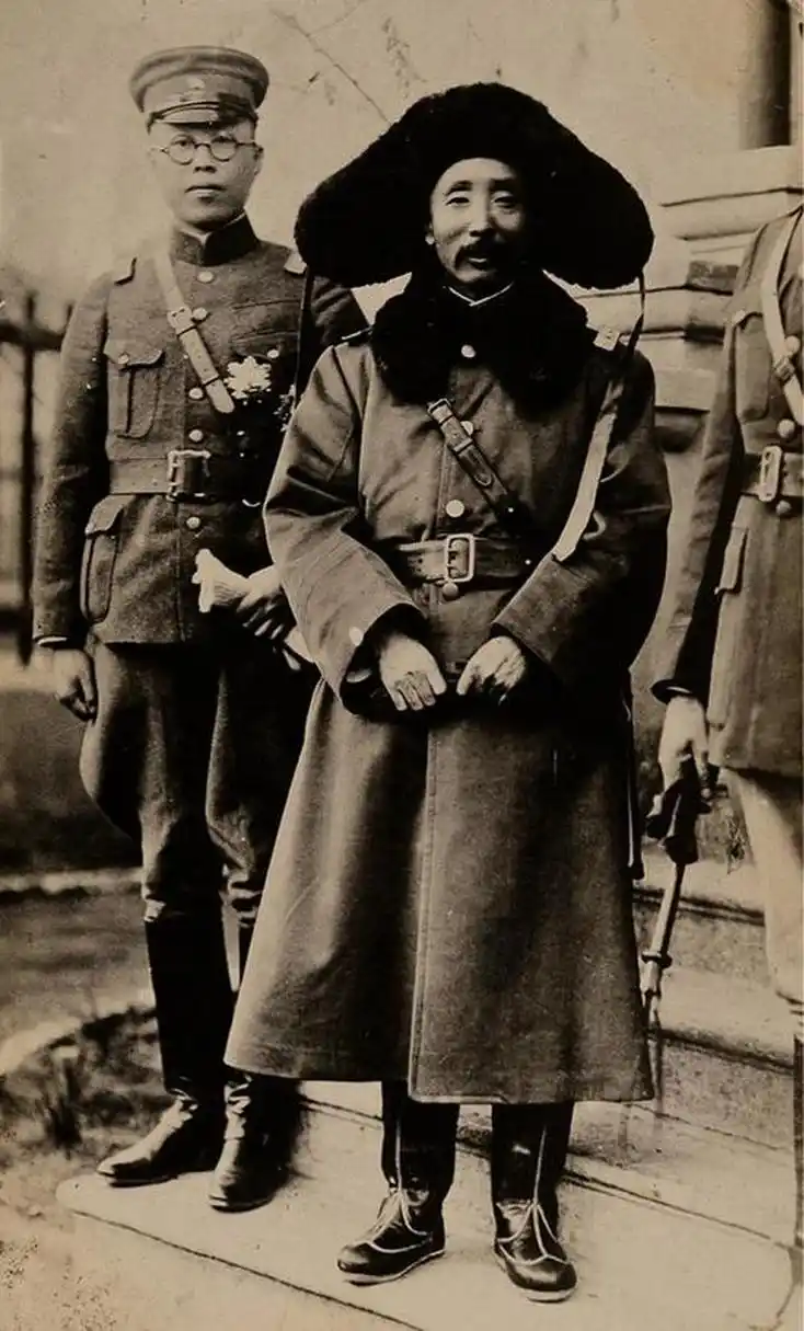 民国奉系军阀张作霖跟日本军官合影