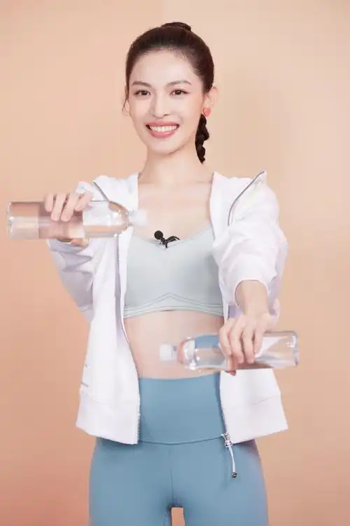 钟楚曦超话李宁女子运动风尚大使@钟楚曦惊喜亮相李宁「钟于自己 创造