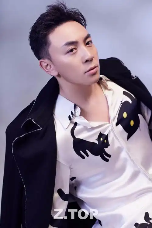 释小龙时尚写真曝光 俏皮酷帅尽显独特魅力