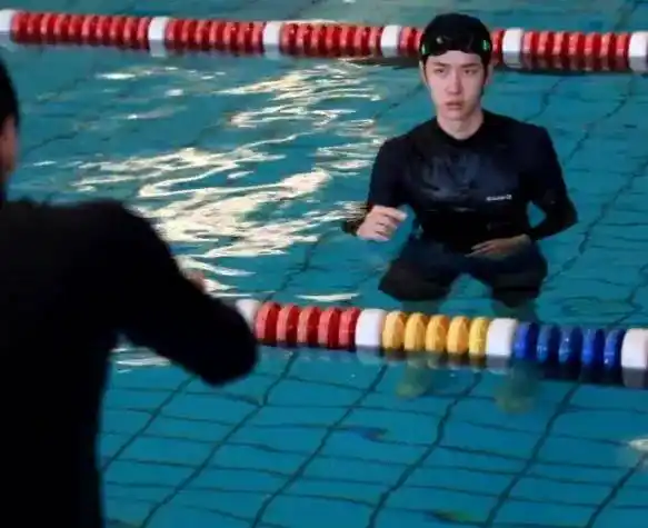 有一种长大叫王一博的泳装以前让干嘛就干嘛现在啥都不让看