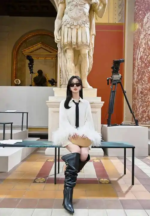 应该搭配清凉的高跟鞋或者露趾凉鞋,杨紫却选择了冬季棉靴作为搭配,"