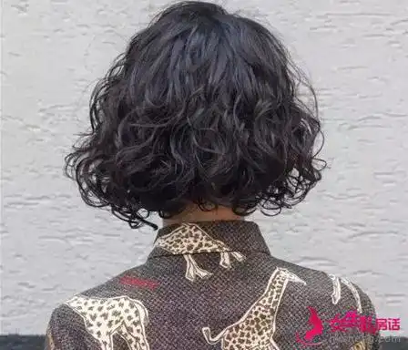 资讯中心 爱美·beauty       从背面看这款短烫发,有着卷曲的精致美