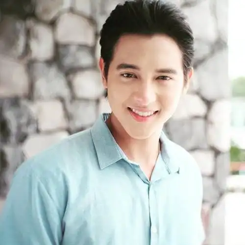 1993年9月19日出生于泰国披集府,泰国男演员,歌手,模特,毕业于 a