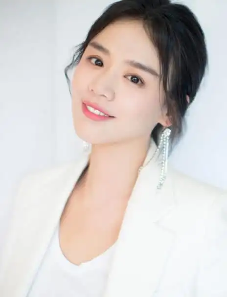 马思纯亮相活动,穿白色西装尽显帅气,网友:女版"霸道总裁"