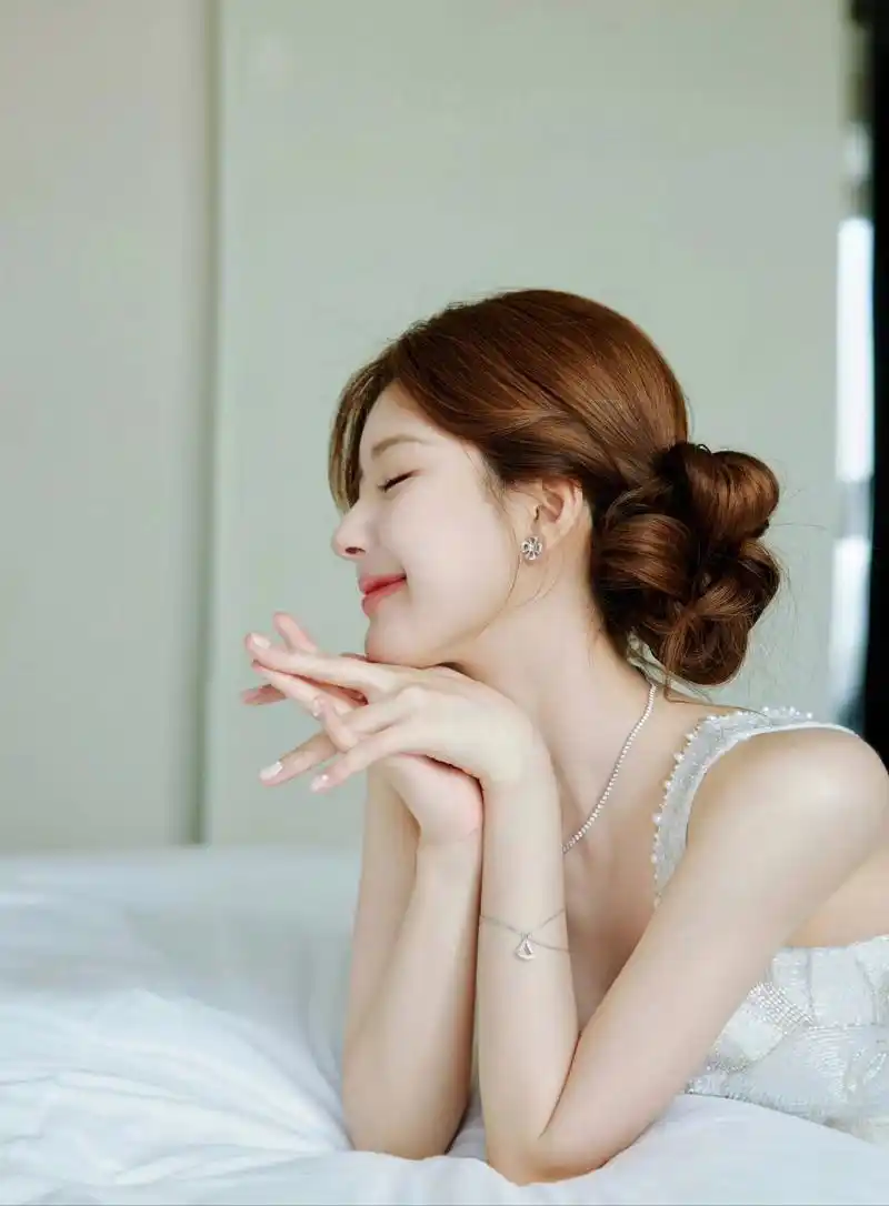 真的是让我惊艳到了  照片中,赵露思扎着双丸子头,搭配一身白色系的穿