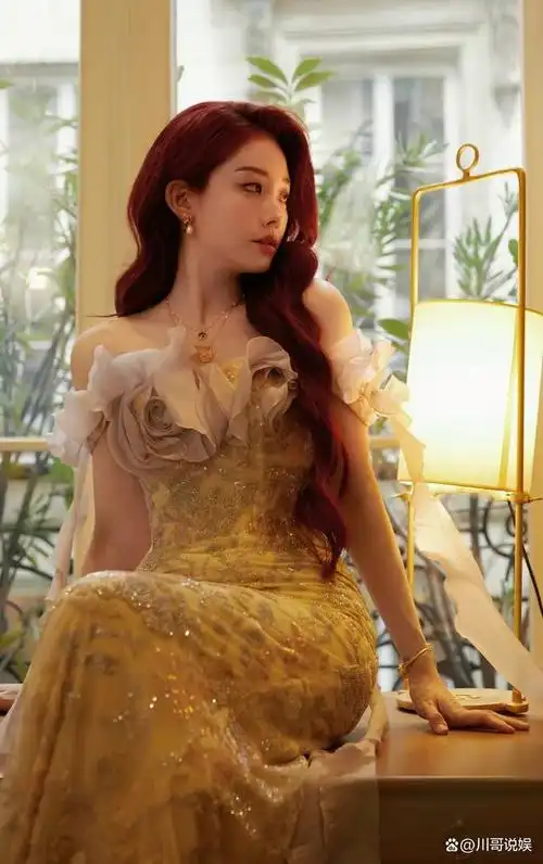 喻言春日绽放白色抹胸印花鱼尾裙演绎明艳女神范