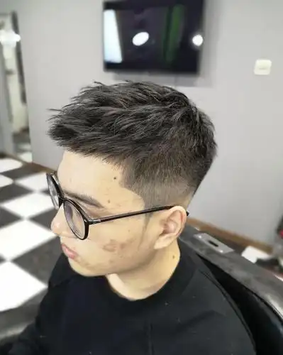 夏日男生清爽发型推荐