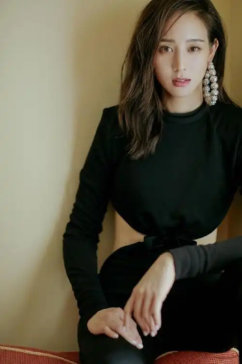 张钧甯撩头发黑裙写真图集(张钧甯人美气质佳)(1)