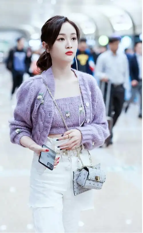 吴宣仪机场穿搭非一般紫色开衫配抹胸秀出蚂蚁腰主要气质太好