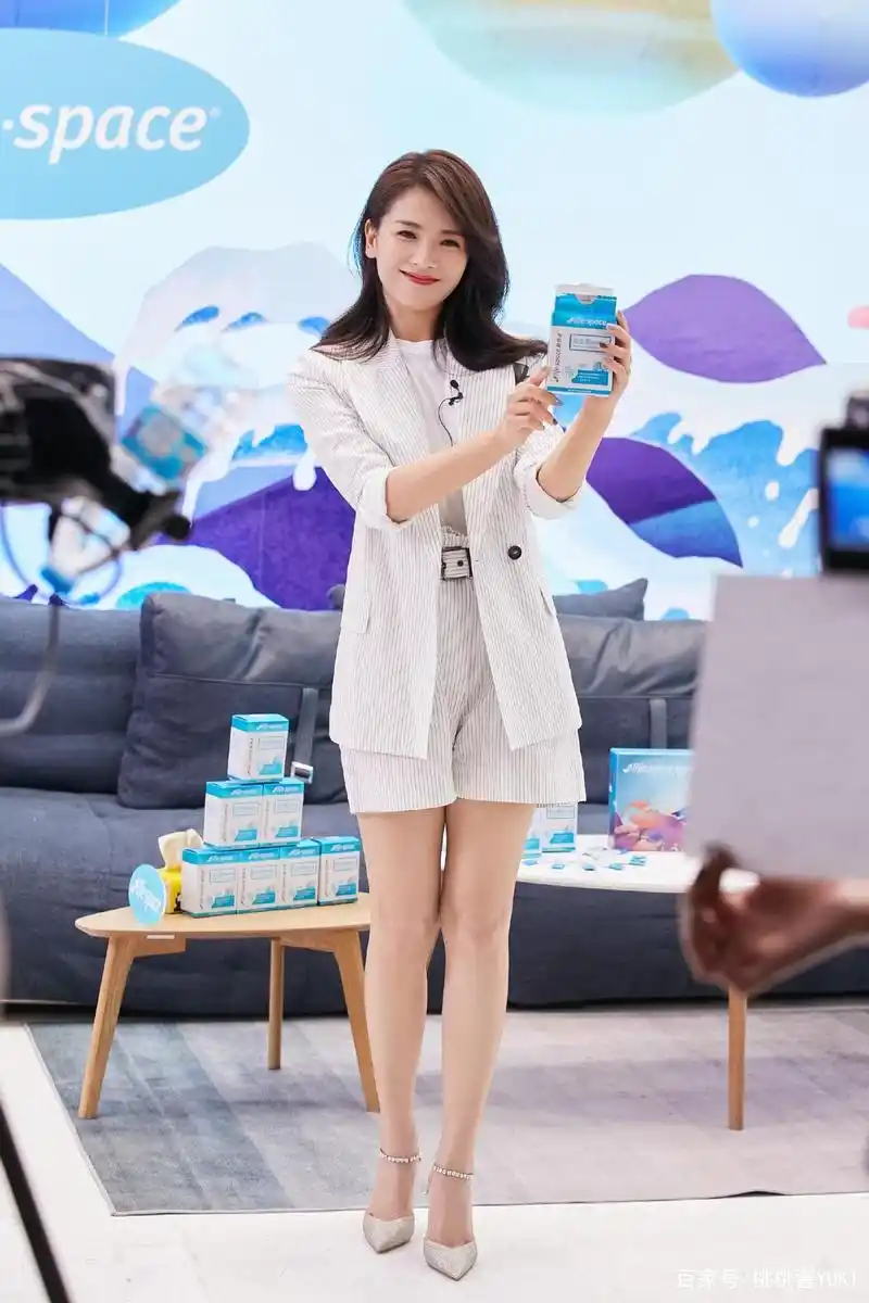 刘涛真会穿,白衬衫搭超短裤也不忘塞衣角,腿长貌美化身摩登女郎