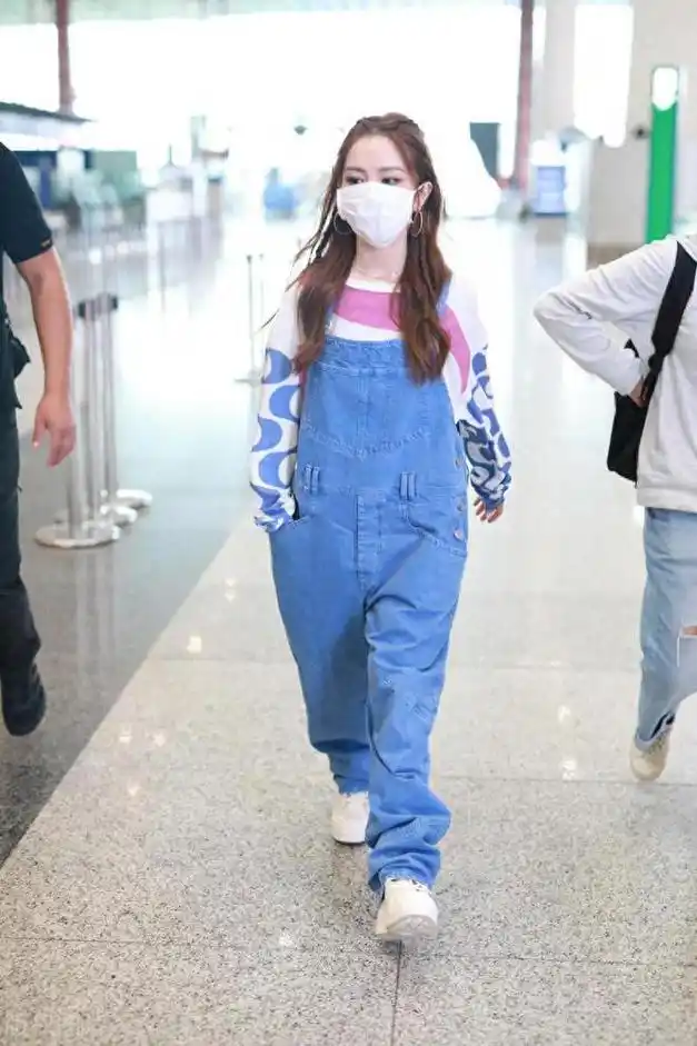 邓紫棋又翻车穿牛仔背带裤配印花内搭显矮显胖看她只有150cm