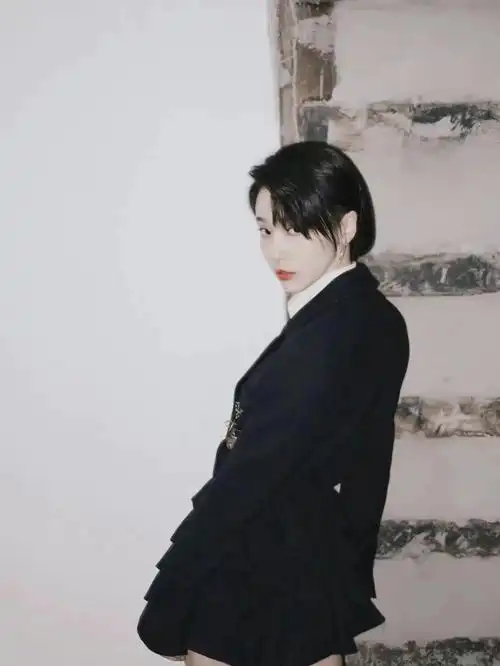 7731363936327015演员成果77 利落酷美的黑金少女