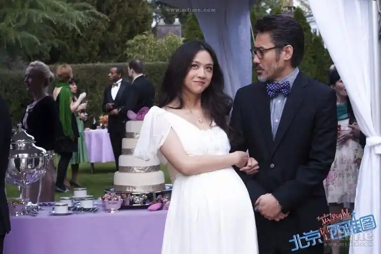 《遇上西雅图》汤唯婚纱照 吴秀波礼服帅气(图)