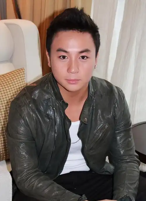 有一种差距叫释小龙何洁分手,13年后一个身价过亿,一个捉襟见肘