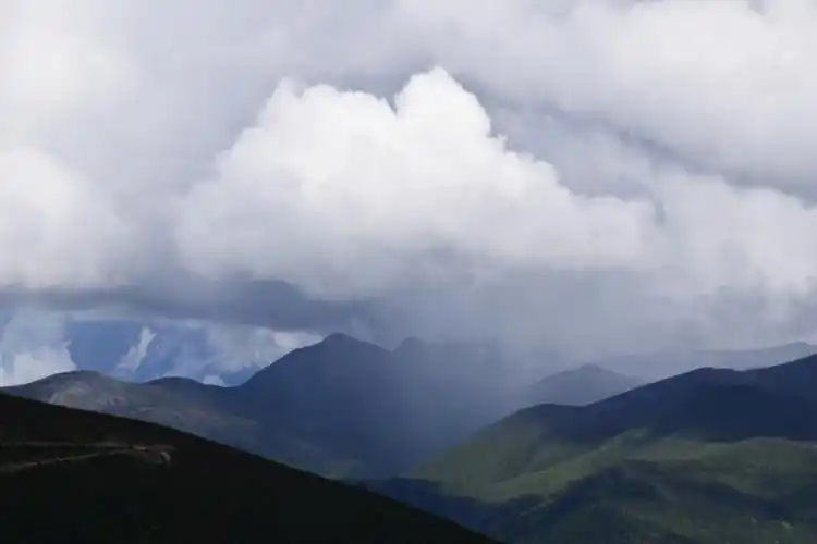 还是没有看见南迦巴瓦峰,可能真的是运气不好吧在路上看见了多雄拉山