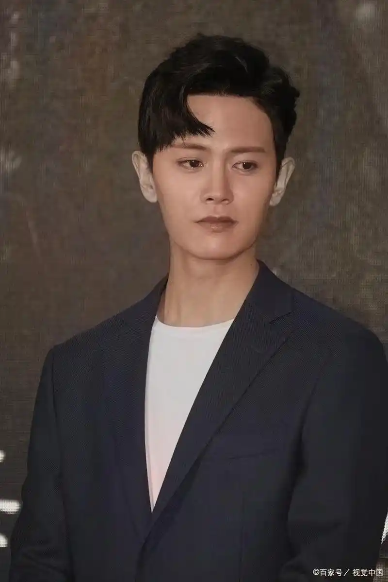 任嘉伦的六种发型,我觉得第三张最帅!可以接受反驳!朋友,你觉得呢!