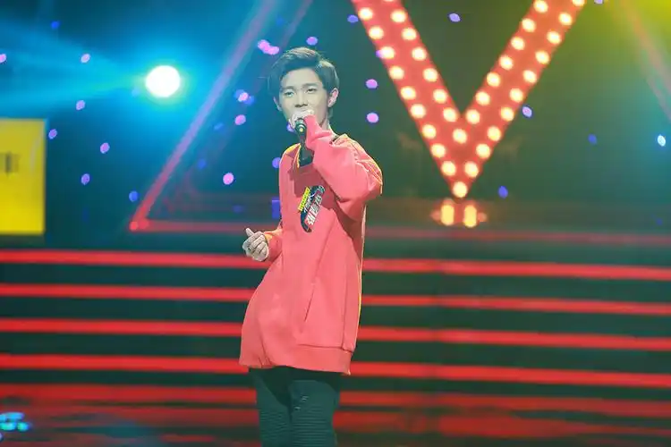 《快男》云唱区首场晋级9人 郑闯火星语弹唱获好评