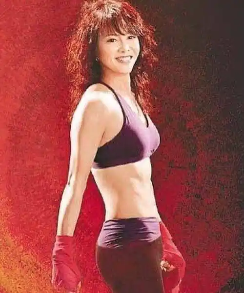 林奕华搜集了郑裕玲不同年代的形象照片,其中一张就是上图1987年的