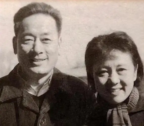 回顾演员庞学勤照顾精神病妻46年妻子离世后儿子撮合他再婚