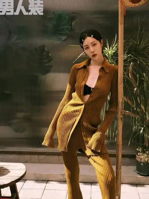 今日男人装主题"更加从容的大小孩",李溪芮在这组瑜伽式的造型里就