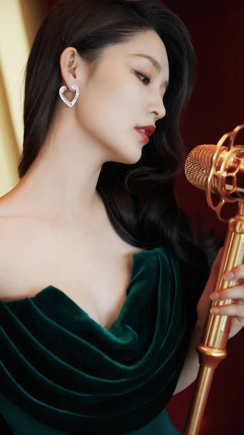 演员李沁,黑色礼服惊艳,红色礼服温暖,蓝色时装清新,来看美照