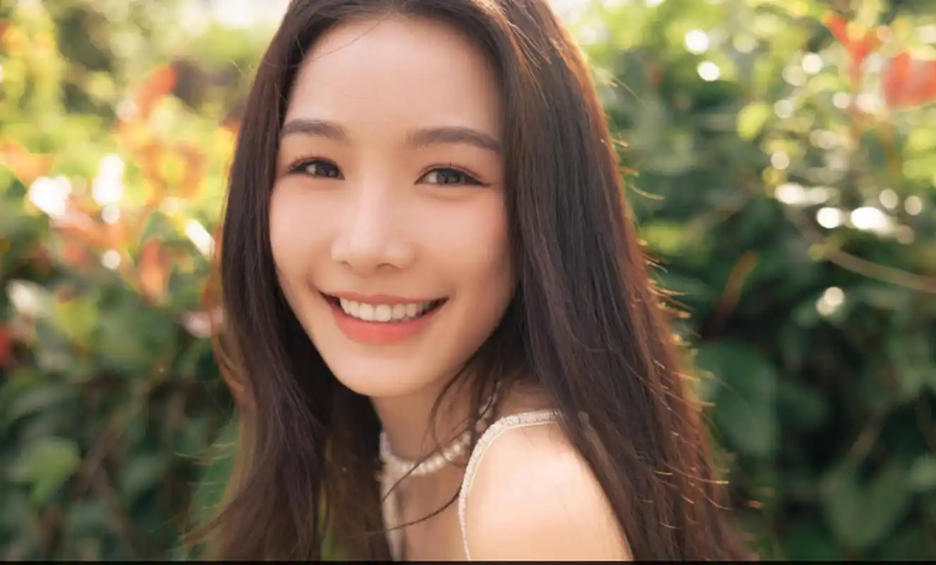 张楠穿抹胸白裙笑容甜美 身材纤细气质又纯又欲