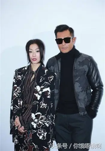 郑秀文古天乐合体出席活动 古天乐全程戴墨镜面无表情!