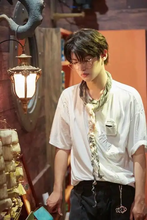 黄明昊《密室大逃脱》最新剧照释出~水手装扮搭配金丝眼镜