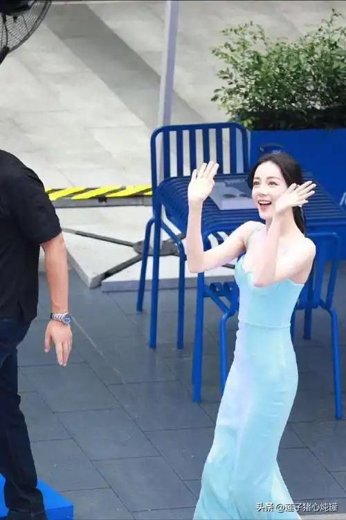 迪丽热巴穿蓝色高开叉长裙 低马尾气质温柔笑容甜美