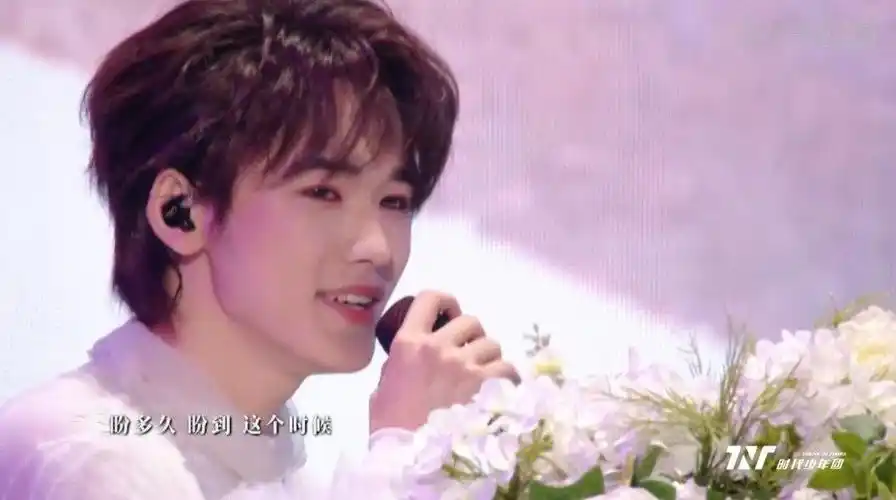 宋亚轩钢琴小王子#宋亚轩《不枉》演唱会单人舞台美神降临现场钢琴小