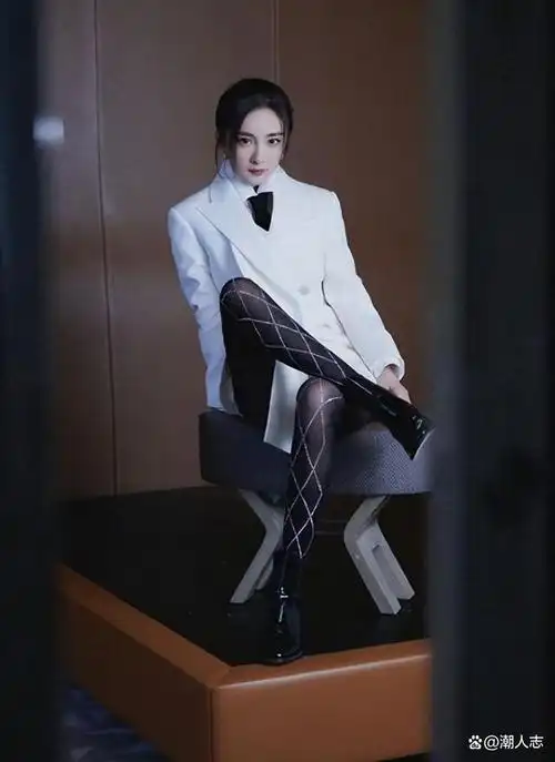 杨幂的日常穿搭在时尚圈也是有名的,无论怎么搭配都能将自己的气质