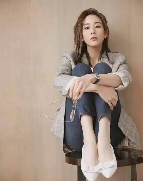 张钧甯太"心机"了,穿衬衫特意解开纽扣,v型领口时尚微露