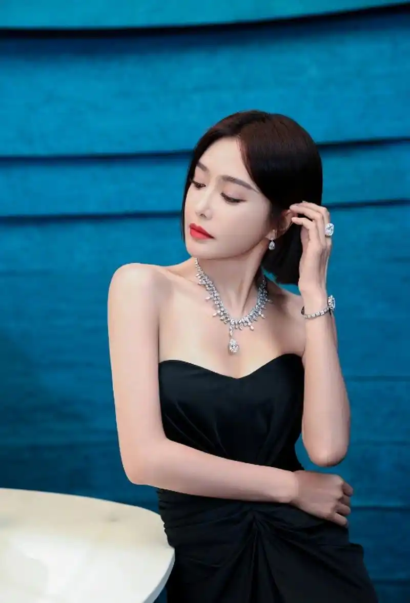 高贵优雅的#秦岚# 一袭黑色抹胸束腰礼裙,丰满傲人的事业线,凹凸有致