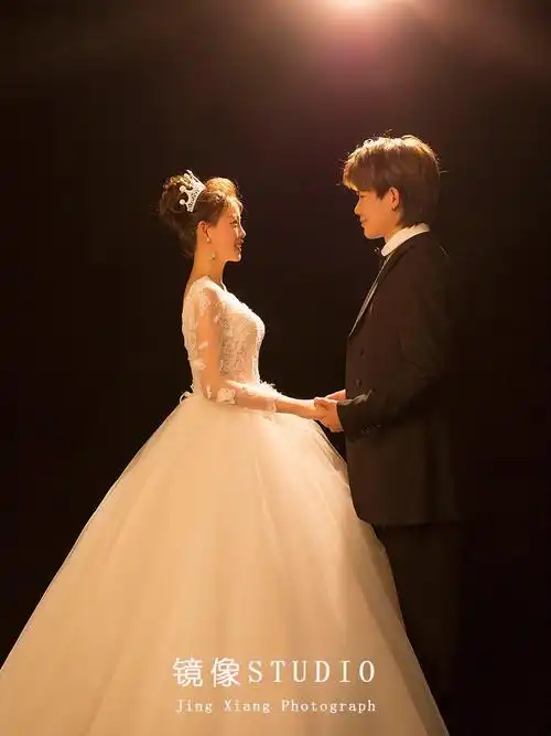 简约室内白纱赞爆朋友圈黑色光影婚纱