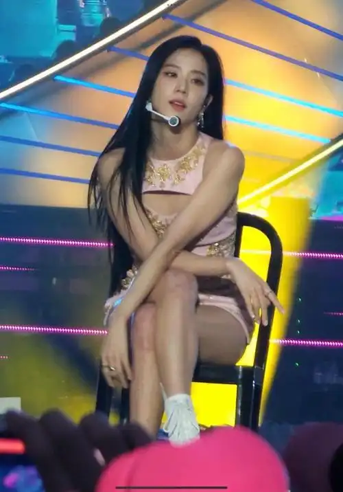 jisoo 金智秀椅子舞|金智秀|jisoo_新浪新闻