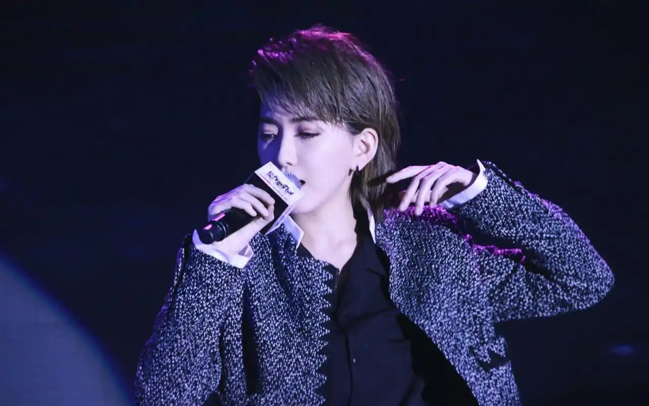 《超级女声》"人气王"刘忻宣布加盟某节目的消息传出,宛如一石激起千