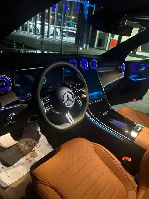 奔驰glc300l豪华氛围灯