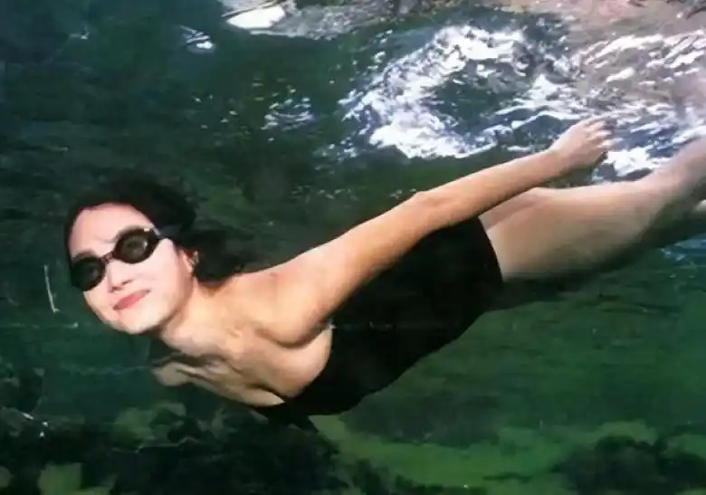 林青霞游泳照片曝光,穿性感泳衣,身材火辣引发热议