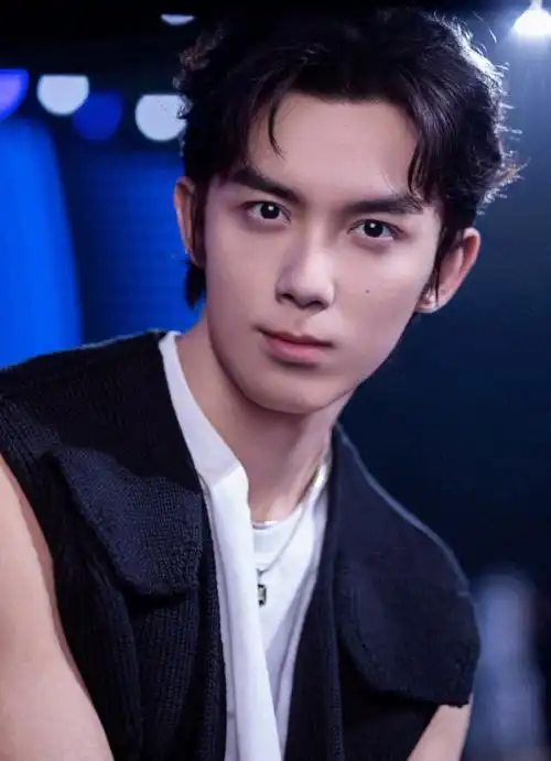 吴磊##吴磊臂肌力量感