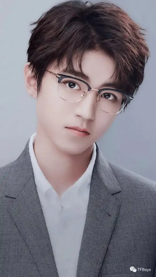 王俊凯周年官方写真合集hold得住任何造型的帅哥