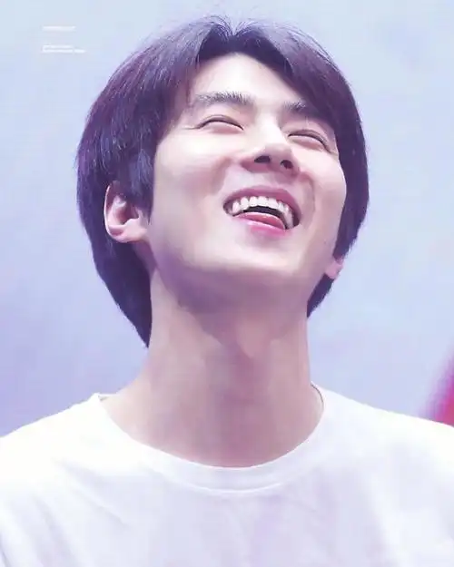 一笑起来就有月牙眼,非常可爱的,真的疯了#吴世勋