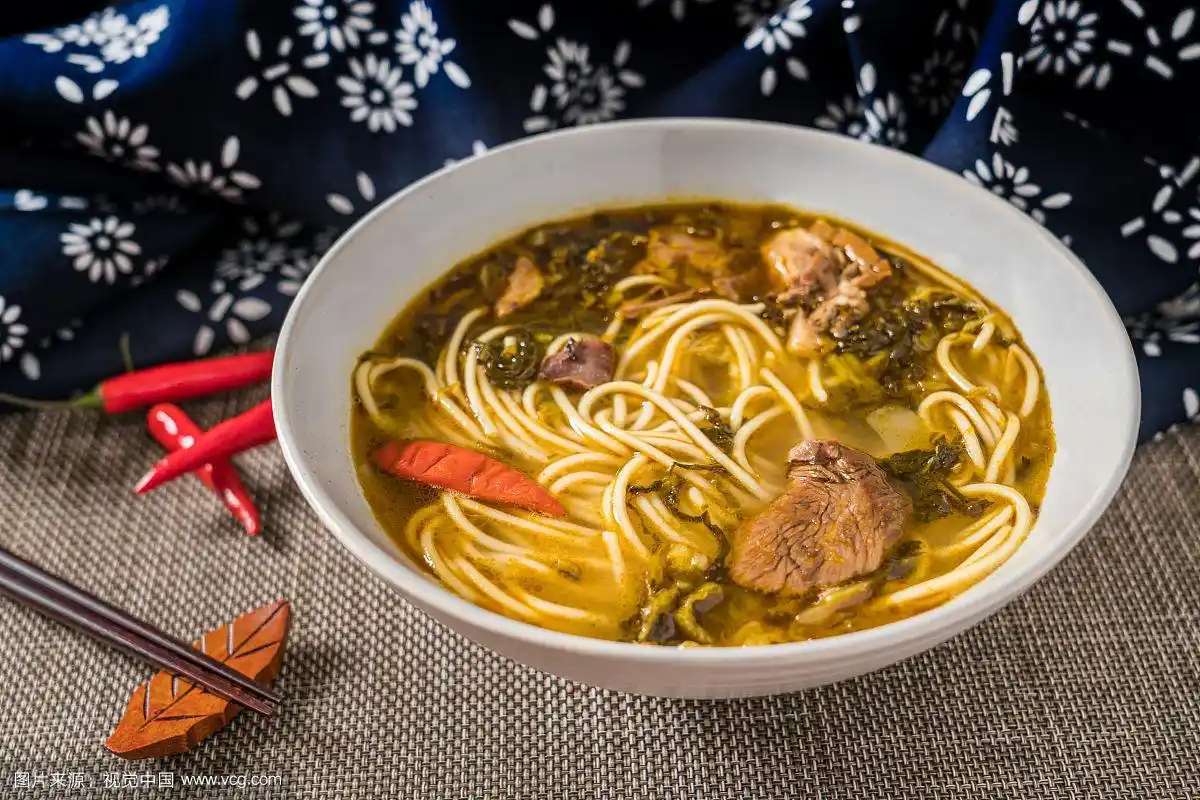放在木桌上的老坛酸菜牛肉面