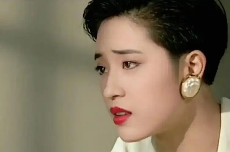 当然陈法蓉还有一个非常经典形象就是《赌侠》里龍九.