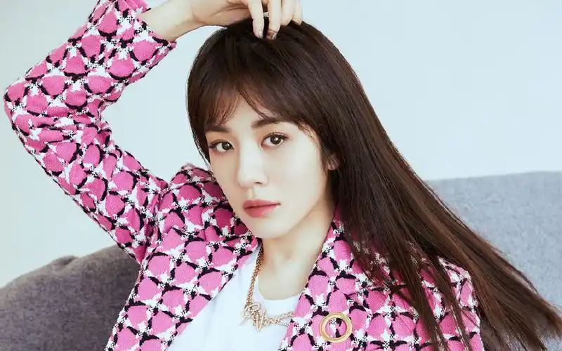 王晓晨黑长直时尚写真桌面壁纸