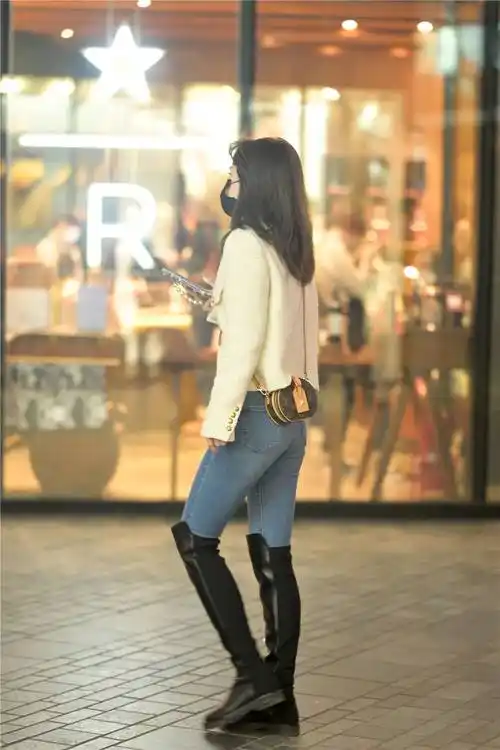 秋冬时节,紧身牛仔裤搭配长靴,还是选择高跟款式更好看