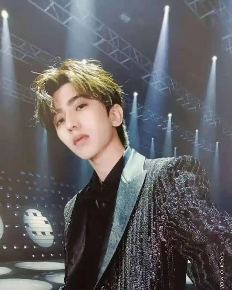 1蔡徐坤kun,1998年8月2日出生于浙江省,中国内地男歌手演员音乐制作人