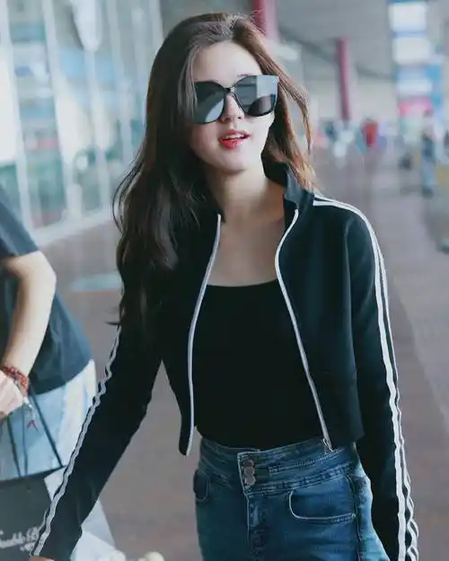 赵露思素颜走机场都这么清纯?穿搭黑色棒球针织,小腰瘦的惹人爱