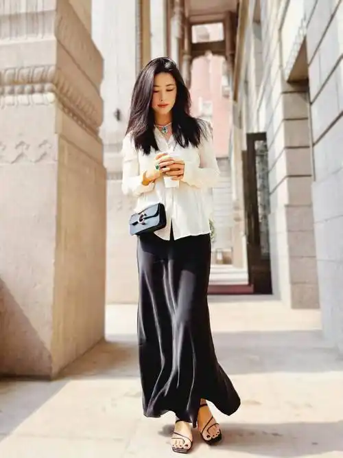 会显得更加大气,长度基本上已经遮住了朱珠的整条腿,而且只是露出了