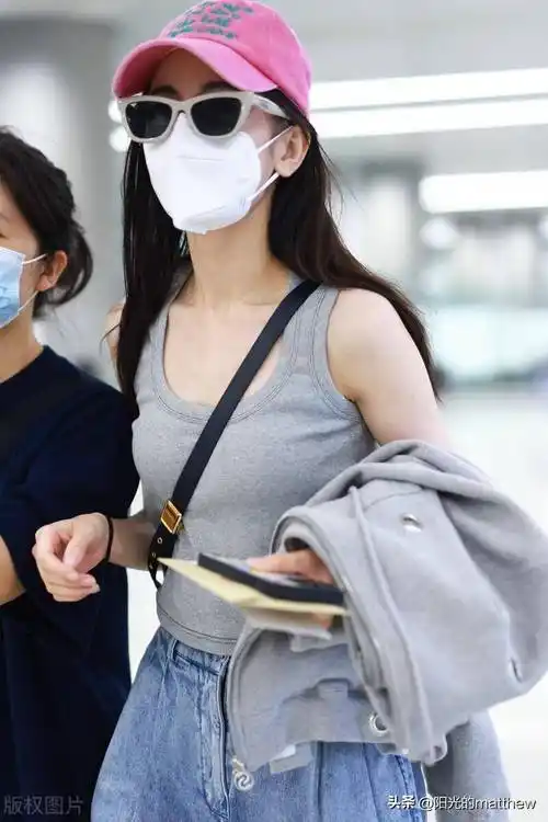 迪丽热巴街拍:戴粉红色太阳帽潇洒时尚_上海_机场